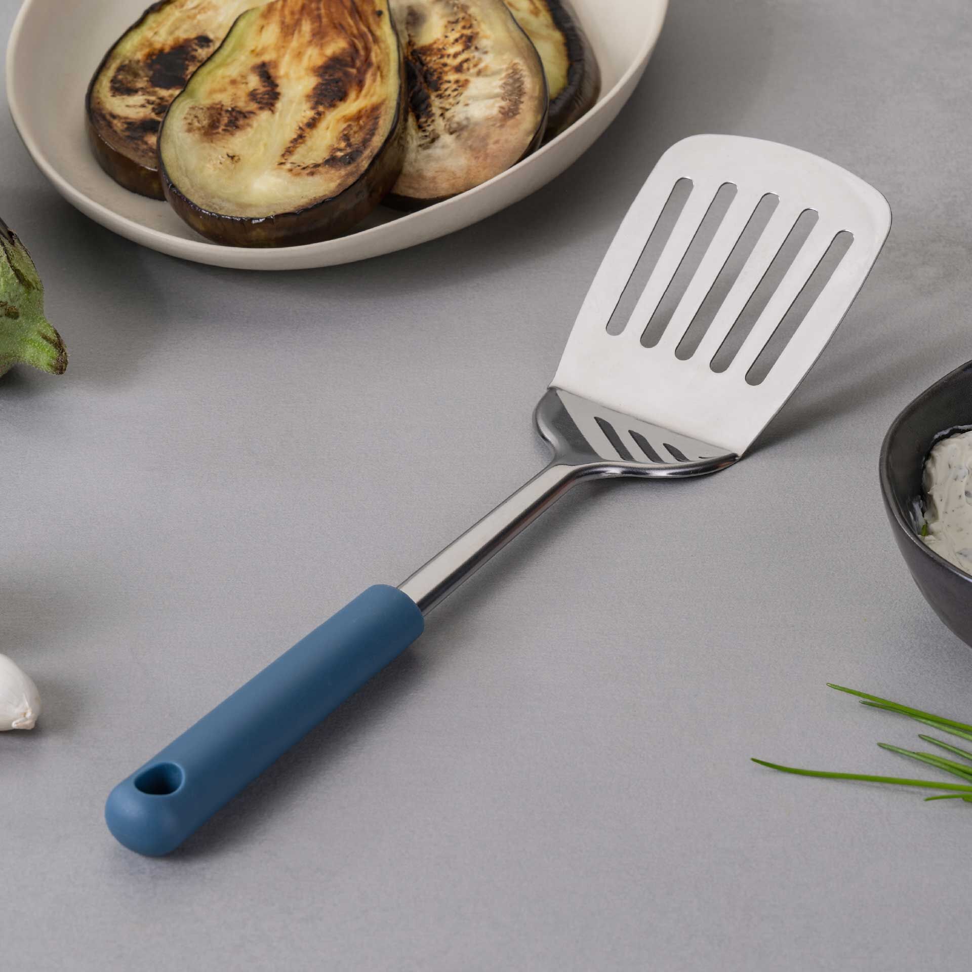 Łopatka do przewracania Essential, niebieska - idealna do serwowania potraw