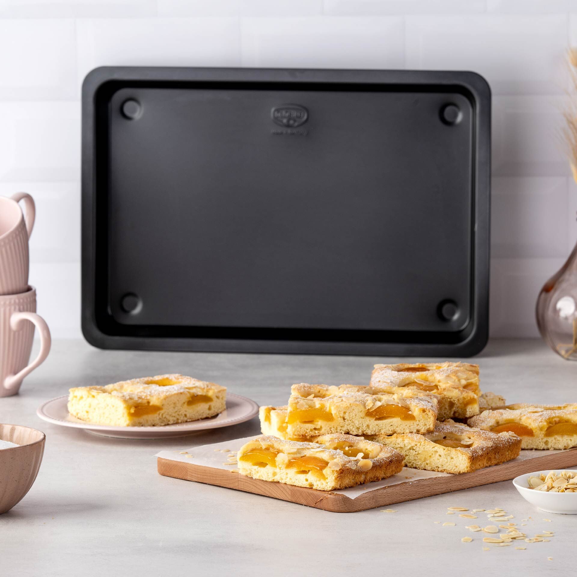 Blacha do pieczenia z wysokim brzegiem - idealna do soczystych ciast