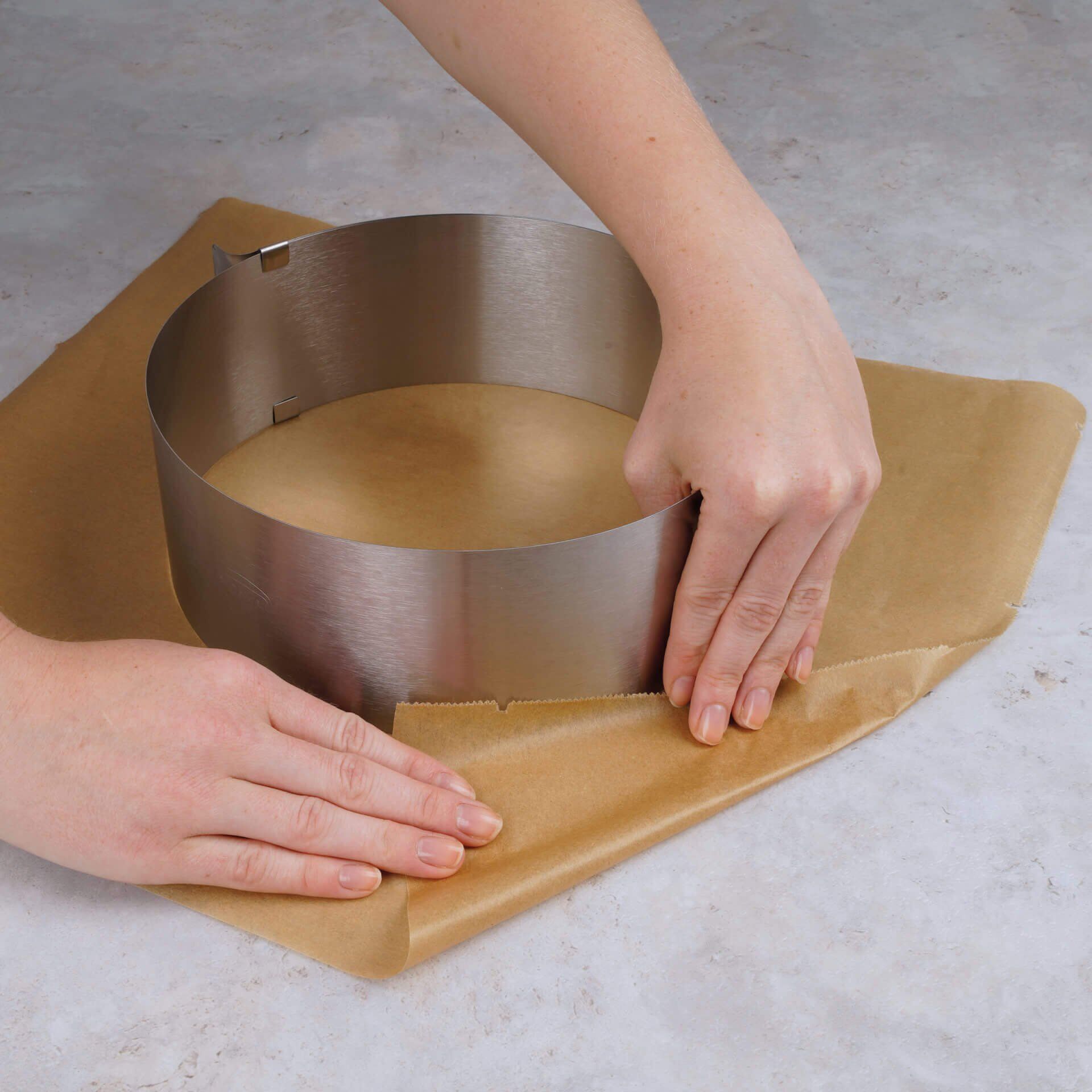 Regulowana obręcz do tortów – precyzyjne napełnianie i pieczenie