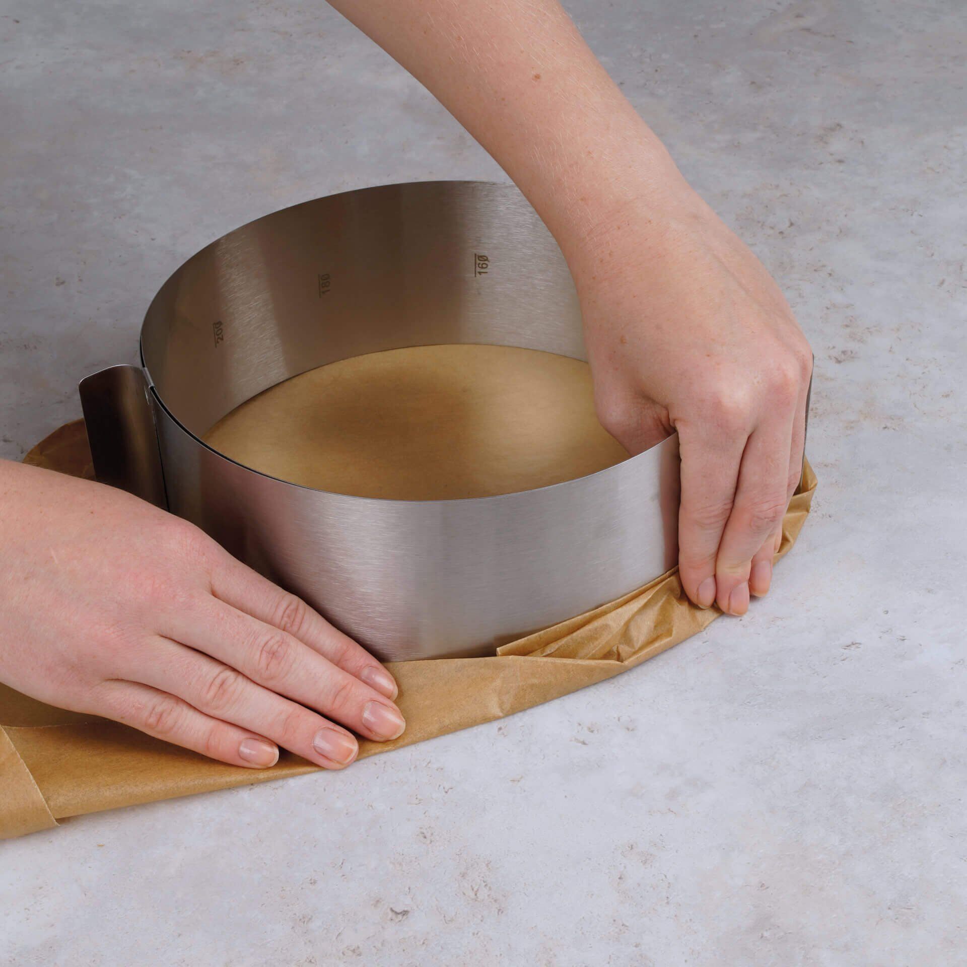 Regulowana obręcz do tortów – precyzyjne napełnianie i pieczenie